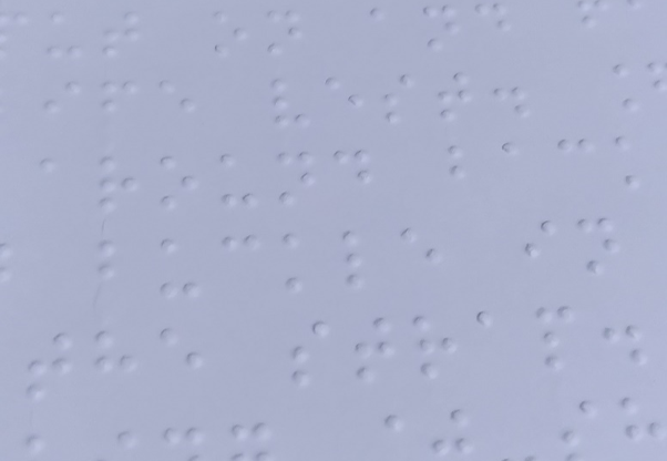 Een foto van braillepunten op papier