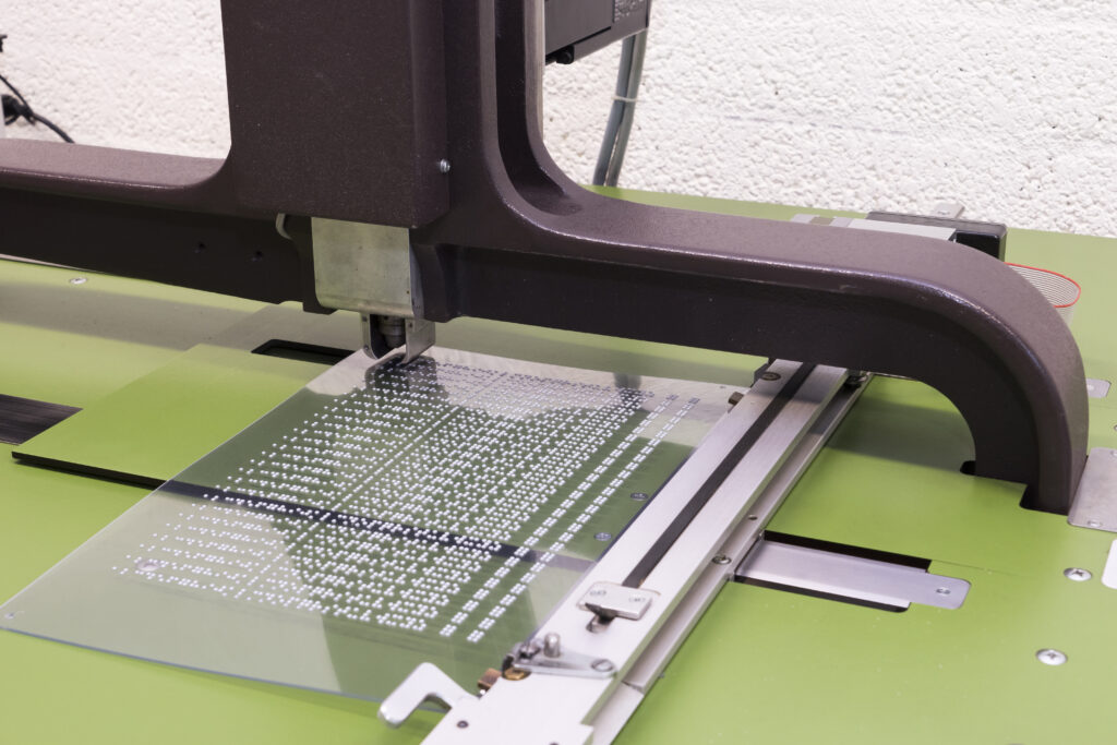 Een foto van een mal voor braille